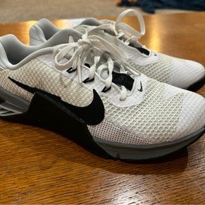 Men’s 8.5/womens 10 Nike Metcon Cross training shoe